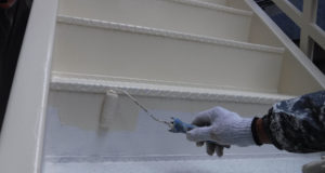 クリーム色のシリコン塗料で上塗りします。広い面積はローラー（通称「ウィンナー」）で塗ります。