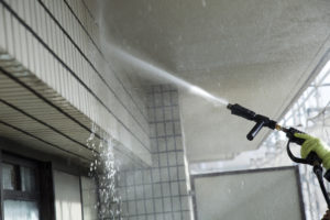 業者による高圧洗浄で外壁を掃除するイメージ