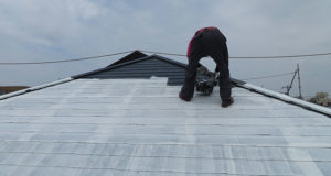 屋根塗装は雨の降らない日に実施します。下塗りはサーモアイシーラー。