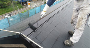 屋根は遮熱塗料で上塗り。シリコン系塗料のサーモアイSI。