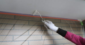 雨の日は影響のない部分から塗ります。