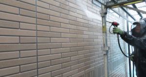 水圧で汚れを落とす高圧洗浄。屋根も外壁も実施します。