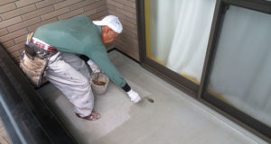 ベランダの床はプライマーを塗った後にFRP防水塗料を塗ります。