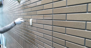 タイル調のサイディングは外壁の意匠を生かすためクリア塗料を塗ります。