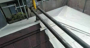 屋根の下塗りは日本ペイントの「サーモアイシーラー」