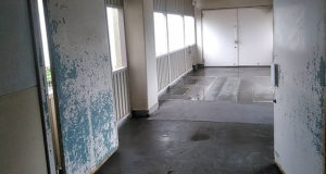 白い塗料が剥がれて無残な状態。しっかりケレンする必要があります。