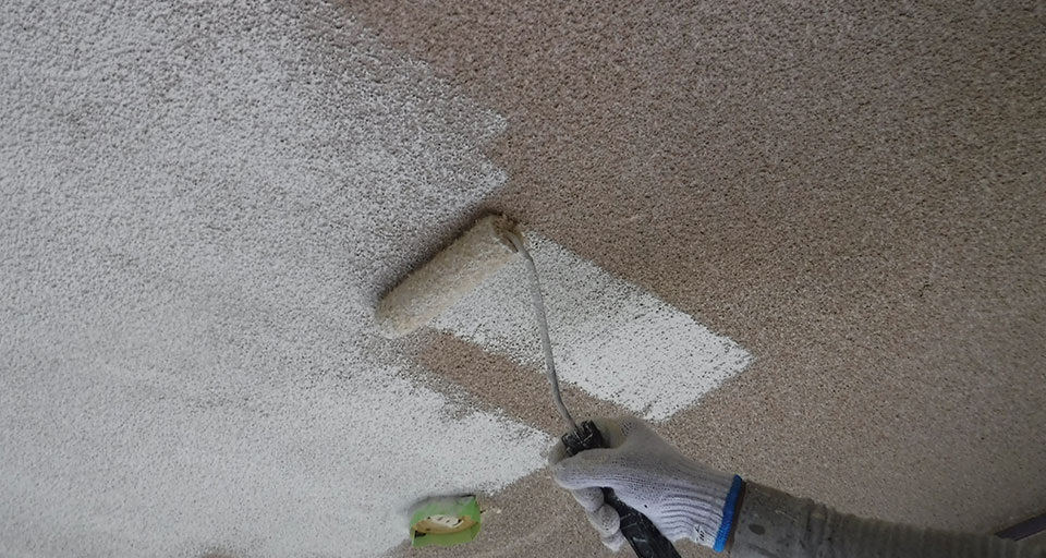 ザラっとした材質の天井なので、劣化すると骨材が粉状になって降ってくるので、単層弾性塗料の塗膜で抑え込みます。