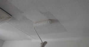 元の天井の色はベージュ系でくすんだ色合いでしたが、白に塗り替えます。天井を白くすると照明の光が反射するので室内が明るくなります。