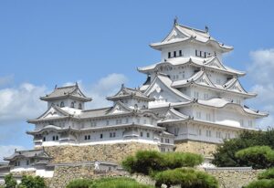 姫路城は外壁の白さから白鷺城と呼ばれています