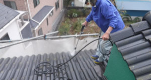 瓦について苔などを高圧洗浄で落とします