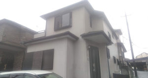 塗り替え前。撮影時の天気もありますが、全体的にくすんだ印象です