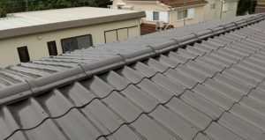 光の感じで分かりにくいですが、クールディープグレーです