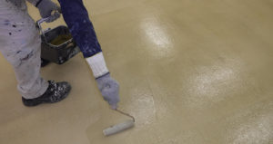 フローンプライマーH　（東日本塗料）で下塗り