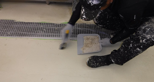乾いたら、床に吸着していない珪砂を掃きとります