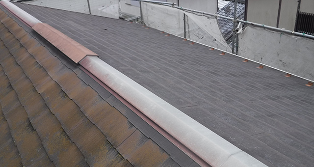 塗り替え前のコロニアル屋根。日当たりの違いで、傷みの度合いに差があります