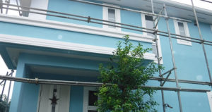 外壁はオレンジから水色へ。爽やかな印象になりました