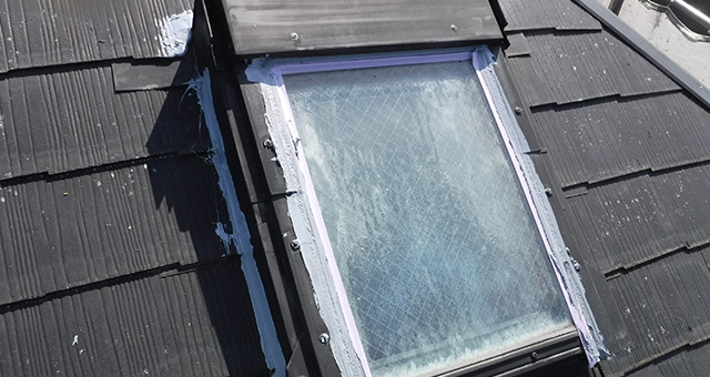 屋根の窓枠はコーキング処理をしました