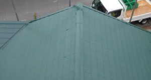 高圧洗浄でしっかり苔を落としてから遮熱塗料で塗り替えました