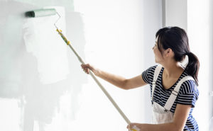 DIYで壁を塗るイメージ