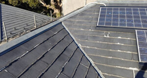 コロニアルがめくれ上がり、すき間から雨水が染みるような状態でした