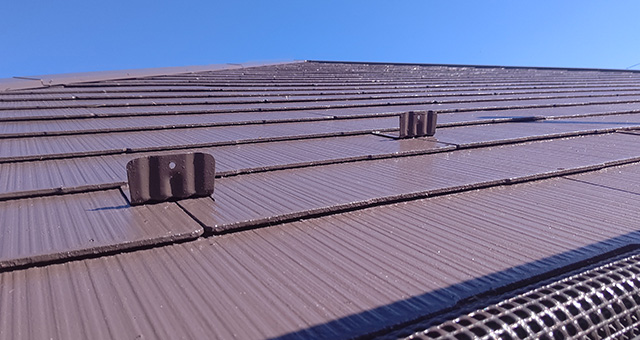 屋根の上塗りは遮熱塗料のサーモアイSIシリコン（ナポリブラウン）
