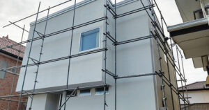 屋根は塗り替えないため、外壁塗装用の足場を組みます