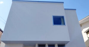 外壁の塗料は白ではありませんが、ほぼ白に見えます