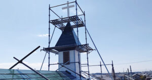 教会のシンボルともいえる十字架は白のフッ素塗料を使いました