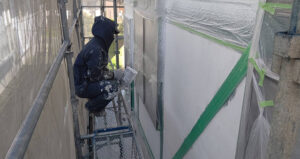 補修した漆喰に弾性塗料を吹き付けます