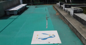 ラバーシートが抉れてコンクリートがむき出しになっています