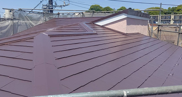 屋根はブラウンに塗り替え