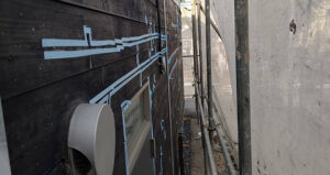 ひび割れた部分の外側をマスキングして、コーキングをしていきます