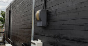 日本家屋は昔は柿渋や灰墨を使っていましたが、今は防腐防虫効果のある塗料を塗ります