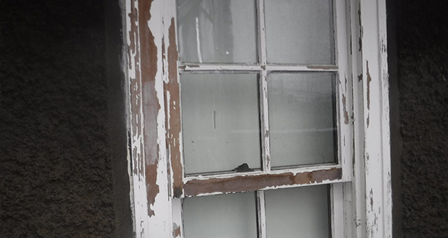 窓枠の古い塗料をしっかりケレンします
