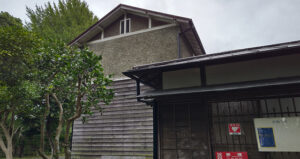 塗り替え前の杉村楚人冠記念館。左側の建物を塗り替えました