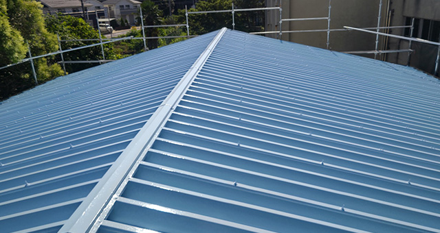 塗装後の武道場の屋根。遮熱塗料があるおかけで場内の温度上昇はある程度抑えられます