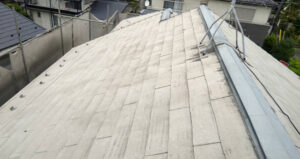 高圧洗浄後の屋根：コロニアルのコーティングが剥がれて真っ白に