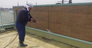 高圧洗浄で外壁と屋根の汚れを落とします