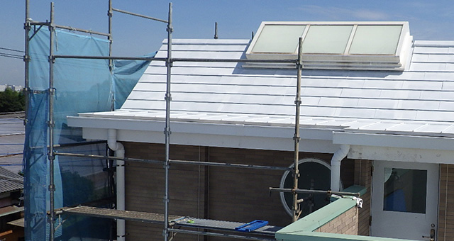 プライマーを塗った状態の屋根。白いです。