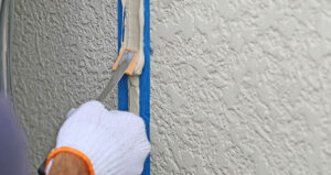 ヘラでコーキング材を抑える