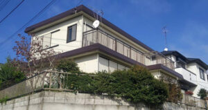 破風などはワインレッドに塗り替えました