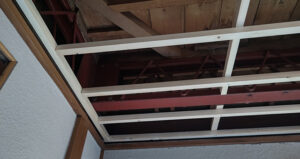 天井の板を外すと鉄骨造であることが分かります