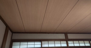 天井裏を修繕し、天井の板も新しくなりました