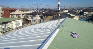 下塗りのサーモアイプライマーは白色です