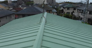 上塗りは遮熱塗料で、色はクールミラノグリーンです