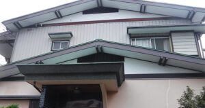 塗り替え前の外壁は赤味がかったベージュでした