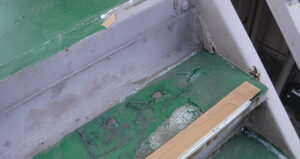 コーティングが剥がれた階段