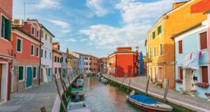 カラフルな家が並ぶブラーノ島