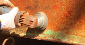 サンダーでケレンする写真