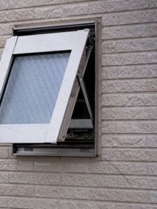 開口部から45度に伸びるクラック